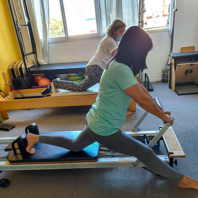 Pilates reformer con bandas elasticas - Ejercicio trepando el arbol - Prof.  Erika Fehler 